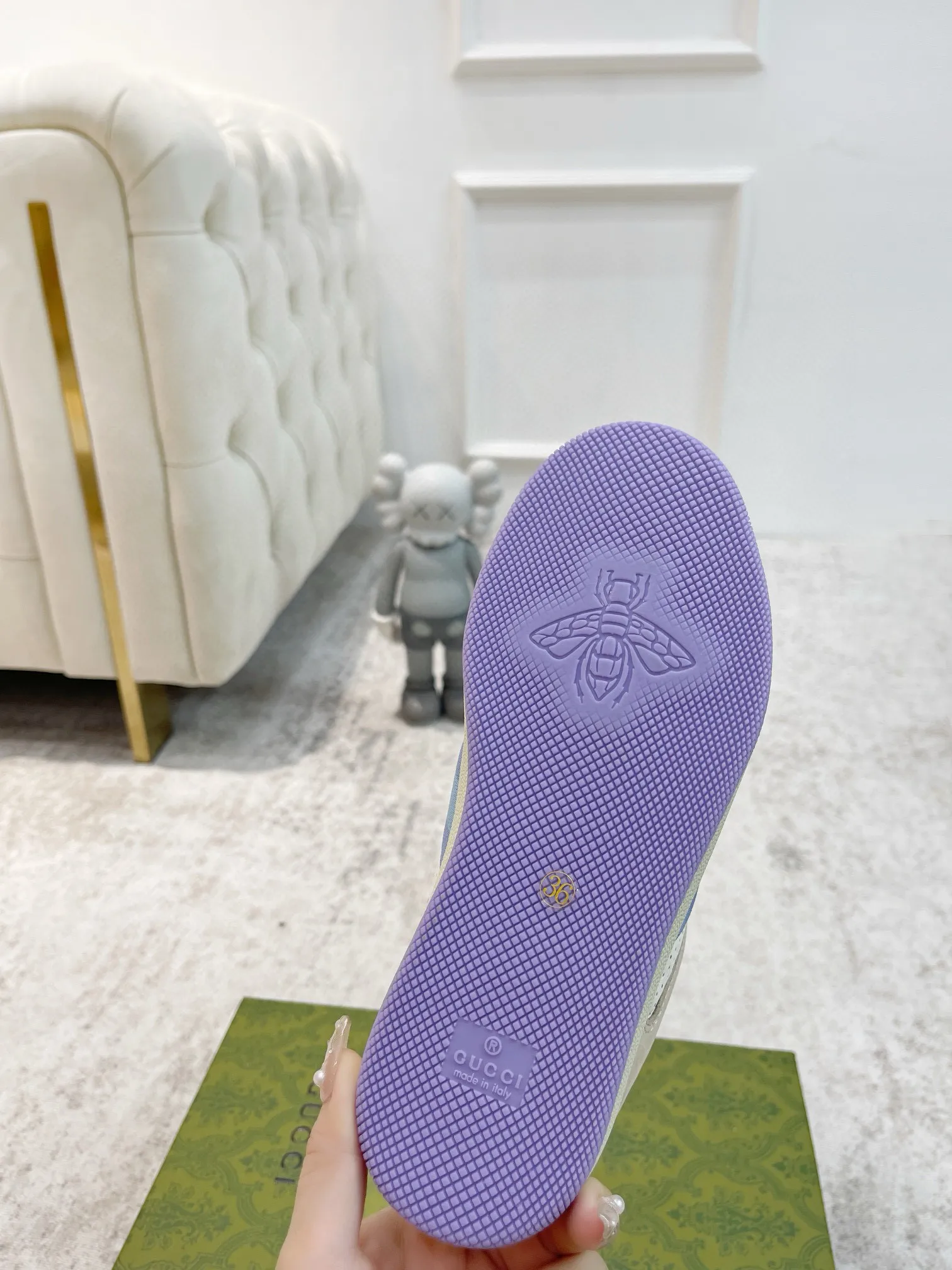 Ex-factory price: 540💰 GUCCI Gucci's newly upgraded back cover lining, top-notch old dirty shoes, classic casual sports shoes for couples, retro sneakers and old G family dirty shoes, updated at the counter simultaneously! ①The shoe upper has the same water-based edge coating process as the original version⚠️The ordinary oil edges on the market have a strong glue feel and are easy to fall off! Grade A first-layer nubuck leather (with pores)/matching computer embroidered double G cloth, high-density terry velvet lining. ② A PVC transparent small round mark sealing line is added to the details of the midsole. The mold is opened six times and the jewelry craftsmanship is used to customize the two-color double G buckle, striving to be the same as the original version. A pair of buttons is more than three times more expensive than ordinary buckles on the market. ③An old two-color washable label, the chip is placed on the outer waist of the right foot, the entire shoe is completely hollowed out with rubber technology, TUP material (rubber to distinguish the market) with the latest green packaging from the counter, 3D printed handbag, and a pair of shoelaces. There is no pressure when entering and exiting the counter. You can buy a 1:1 accurate replica of the original version and modify and upgrade it repeatedly. The details are perfectly restored, the materials are all customized, and they are truly top-notch. Please look at the details clearly to identify the quality. Upper: First-layer frosted cowhide/embroidered double G cloth. Lining: original high-density velvet lining. Foot pads: original pearlescent sheepskin. Outsole: private molded vacuum TPU material. Packaging: original top-grade full set packaging at the counter. Shoe size: women's size 35-40, men's size 39-44 (men's size 38, 45🉑️customized, non-returnable)
